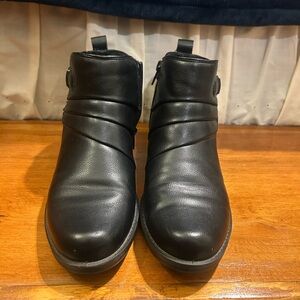 Easy Street comfort wave faux leather booties. Sz 6.5M Black